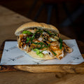 Broodje Asian chicken met oosterse kip, teriyaki en sesam van Stad Parijs Bezorgservice in Tilburg