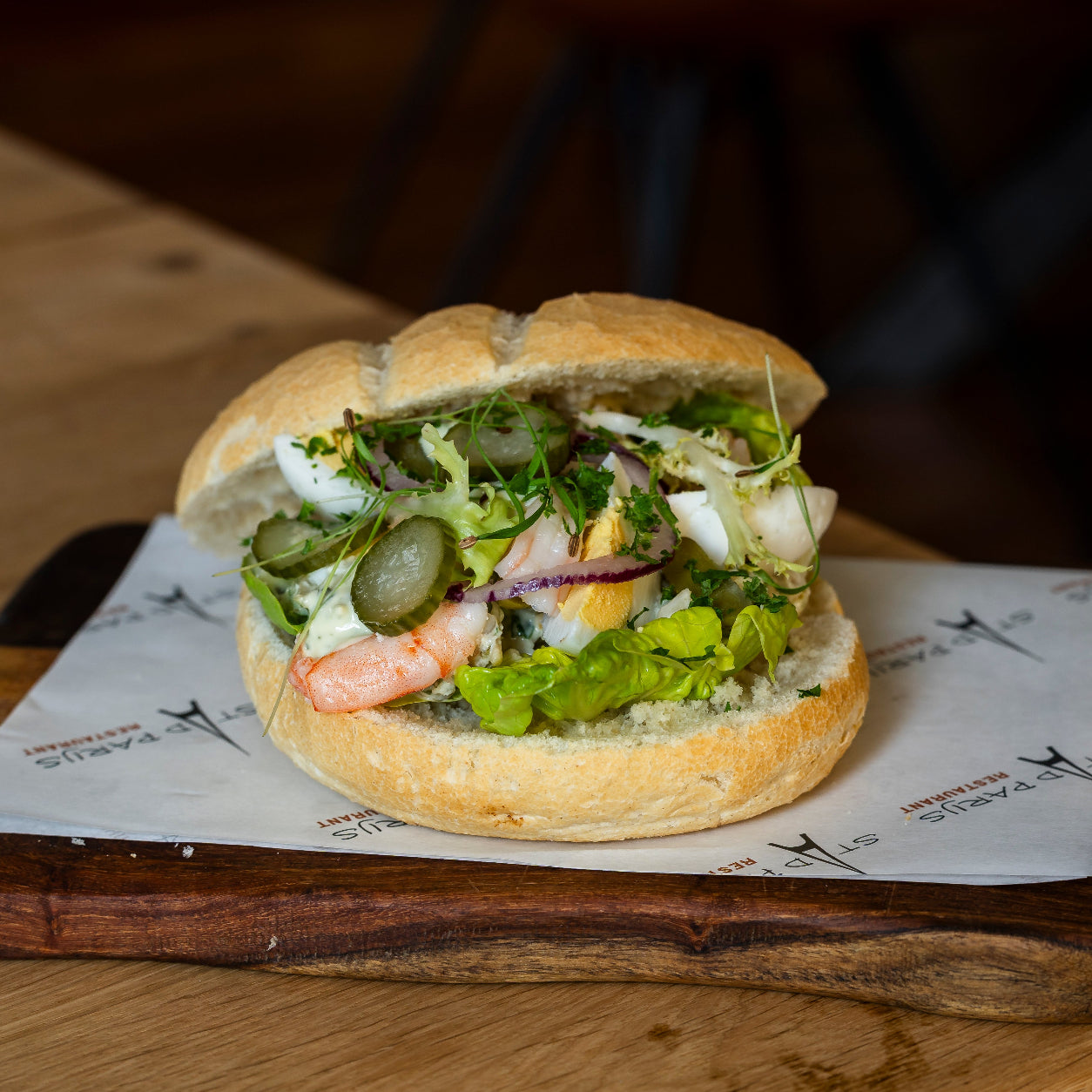 Luxe broodje forel scampi met forelsalade, scampi en frisse groenten van Stad Parijs Bezorgservice