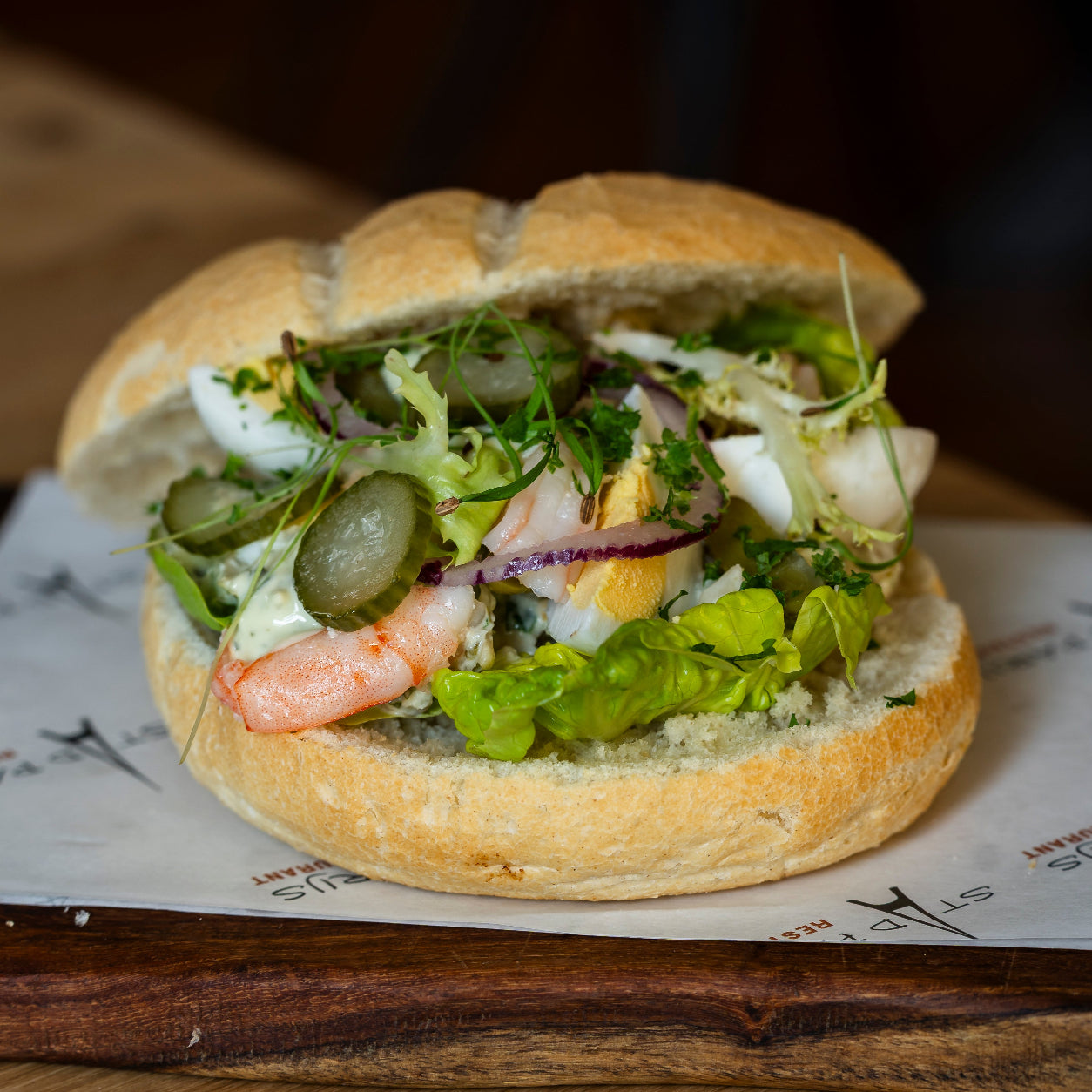 Vers belegd broodje forel scampi, bezorgd als zakelijke lunch in Tilburg